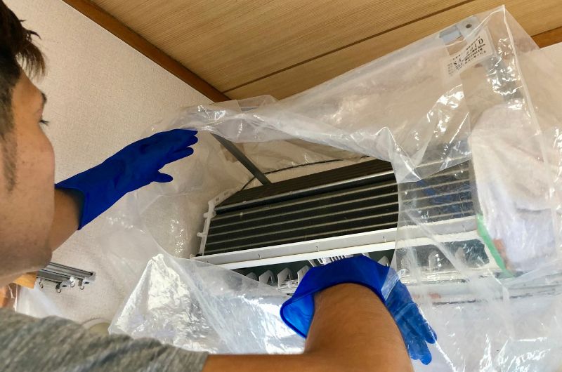 エアコンを養生するスタッフ