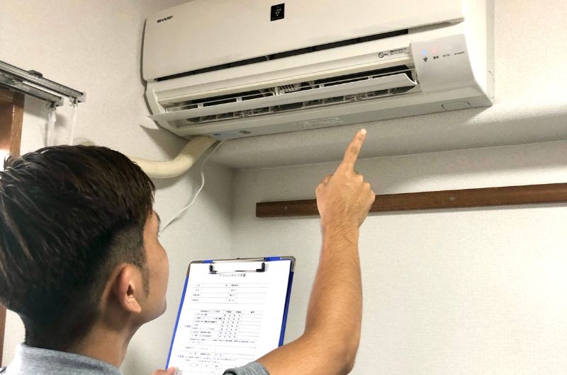エアコンクリーニング後にチェックするスタッフ